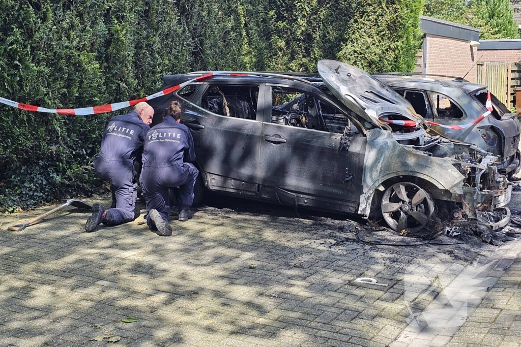 Na dagen van onrust, twee auto's afgebrand