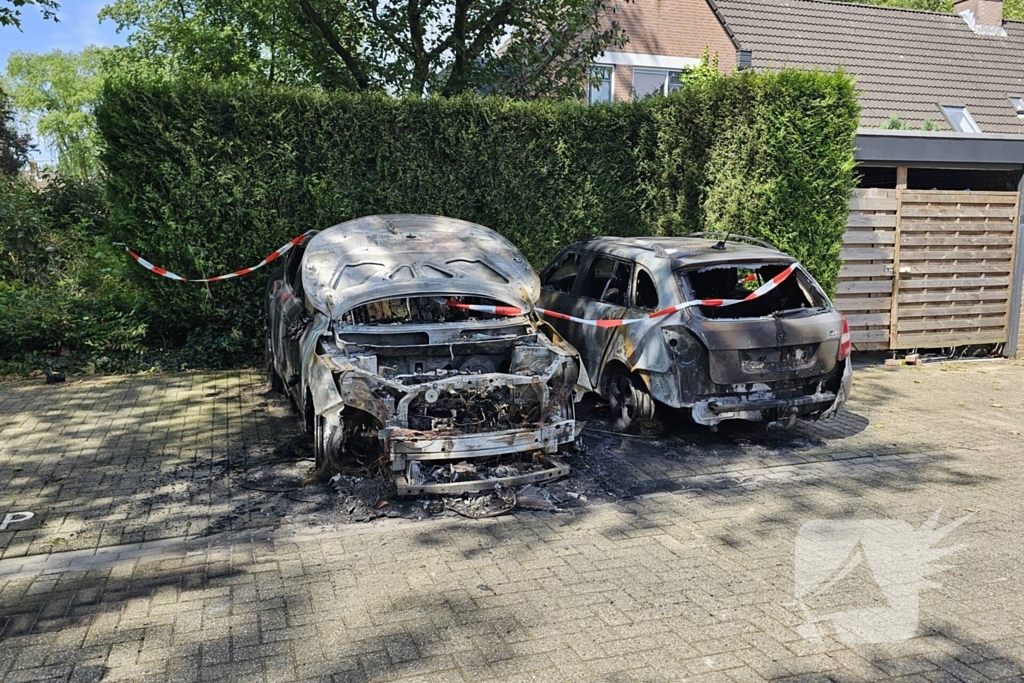 Na dagen van onrust, twee auto's afgebrand