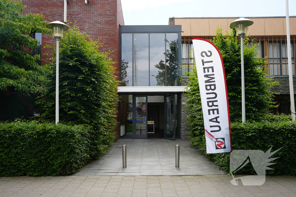 In de rij bij de stembureau in kerkgebouw