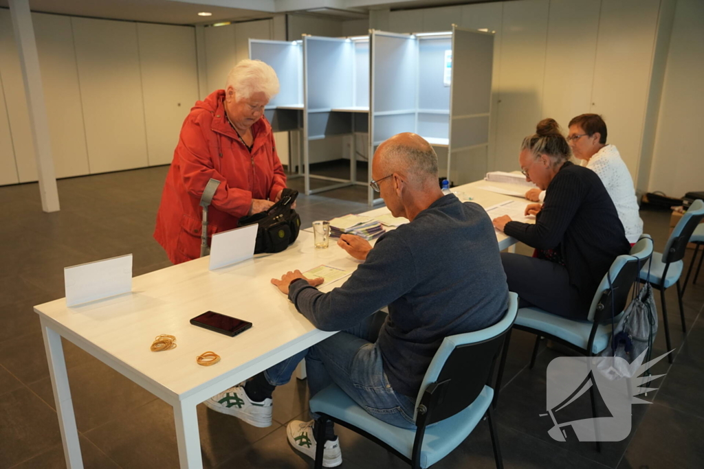 In de rij bij de stembureau in kerkgebouw