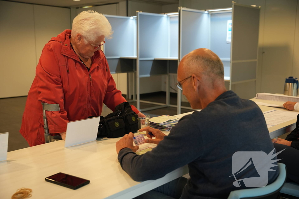 In de rij bij de stembureau in kerkgebouw