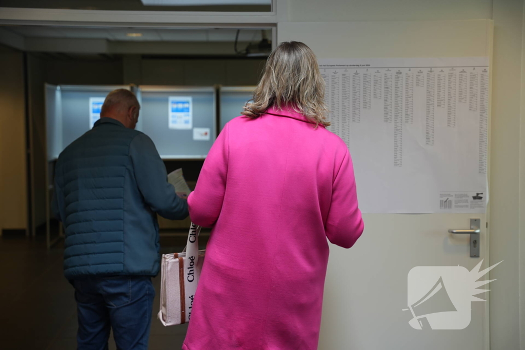 In de rij bij de stembureau in kerkgebouw