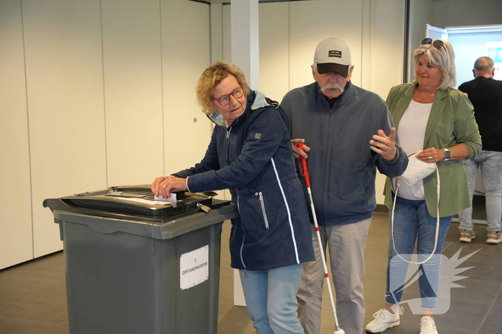 In de rij bij de stembureau in kerkgebouw