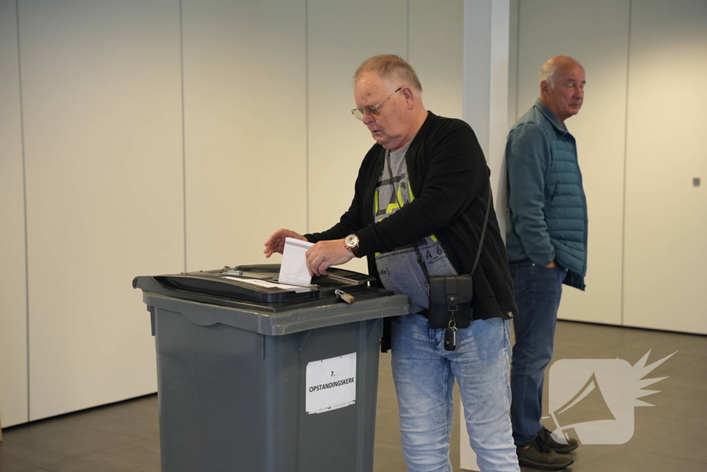 In de rij bij de stembureau in kerkgebouw