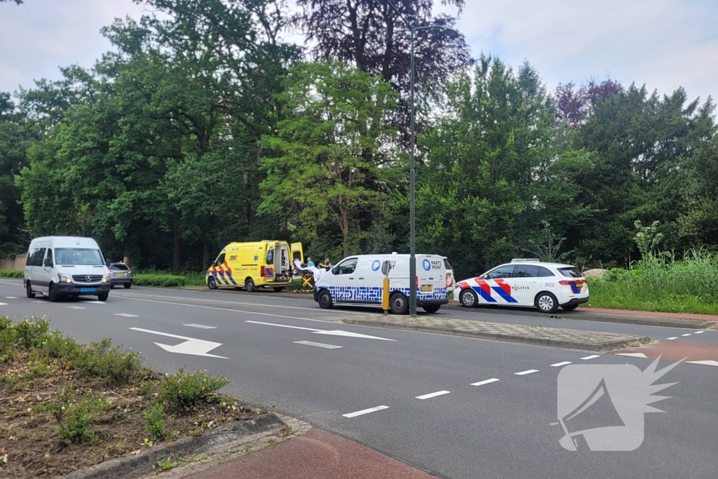 Vrouw belandt met fiets in sloot, politie doet onderzoek