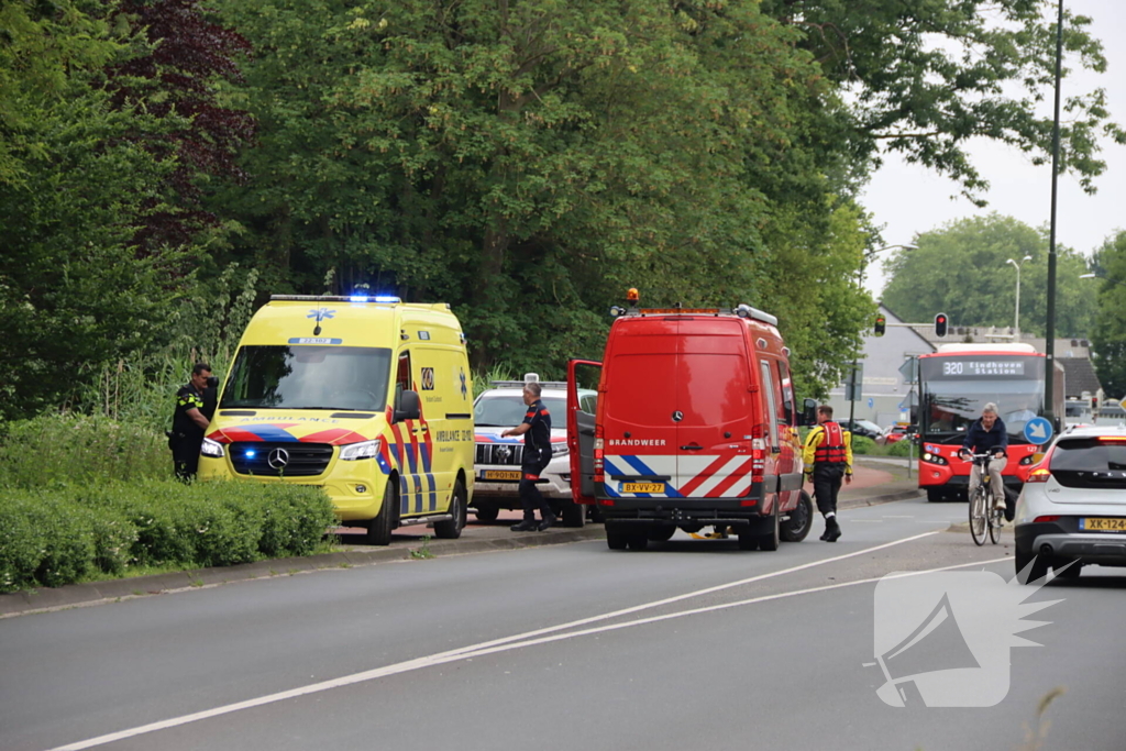 Vrouw belandt met fiets in sloot, politie doet onderzoek