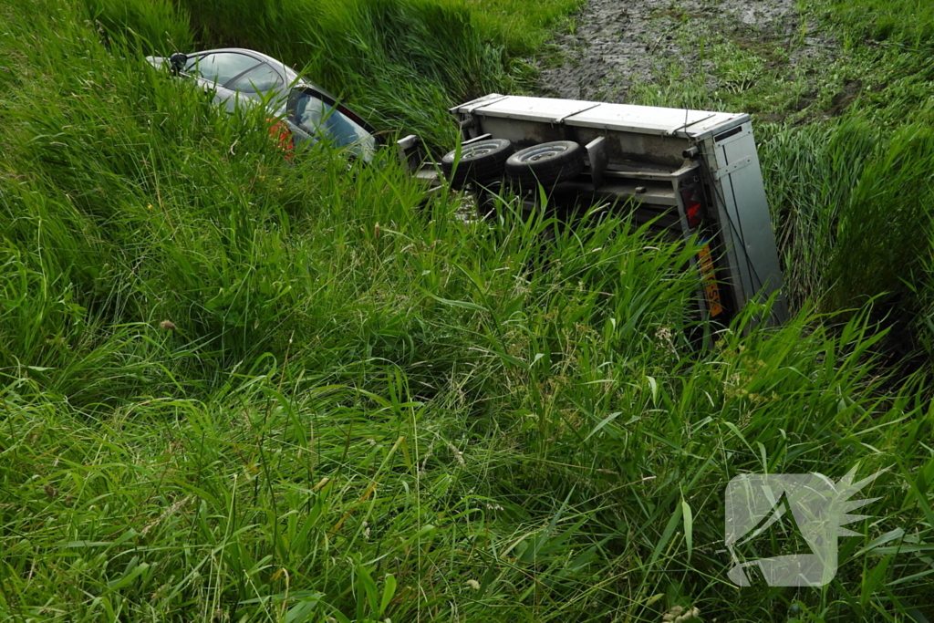 Auto met aanhanger belandt in sloot