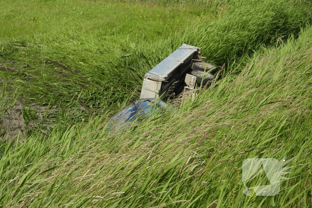 Auto met aanhanger belandt in sloot