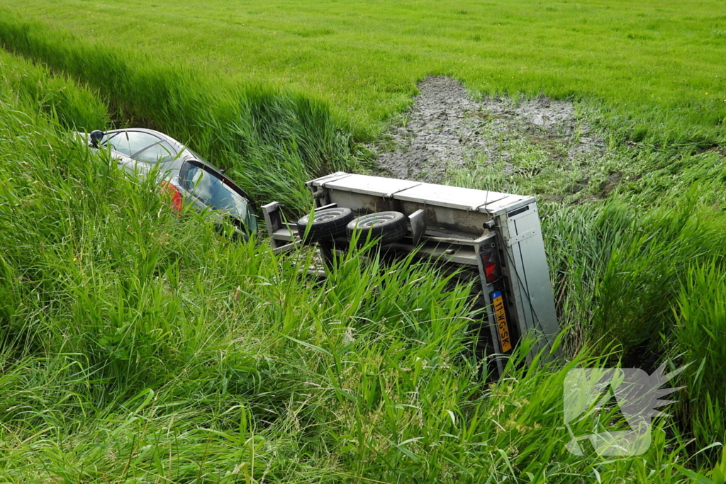 Auto met aanhanger belandt in sloot