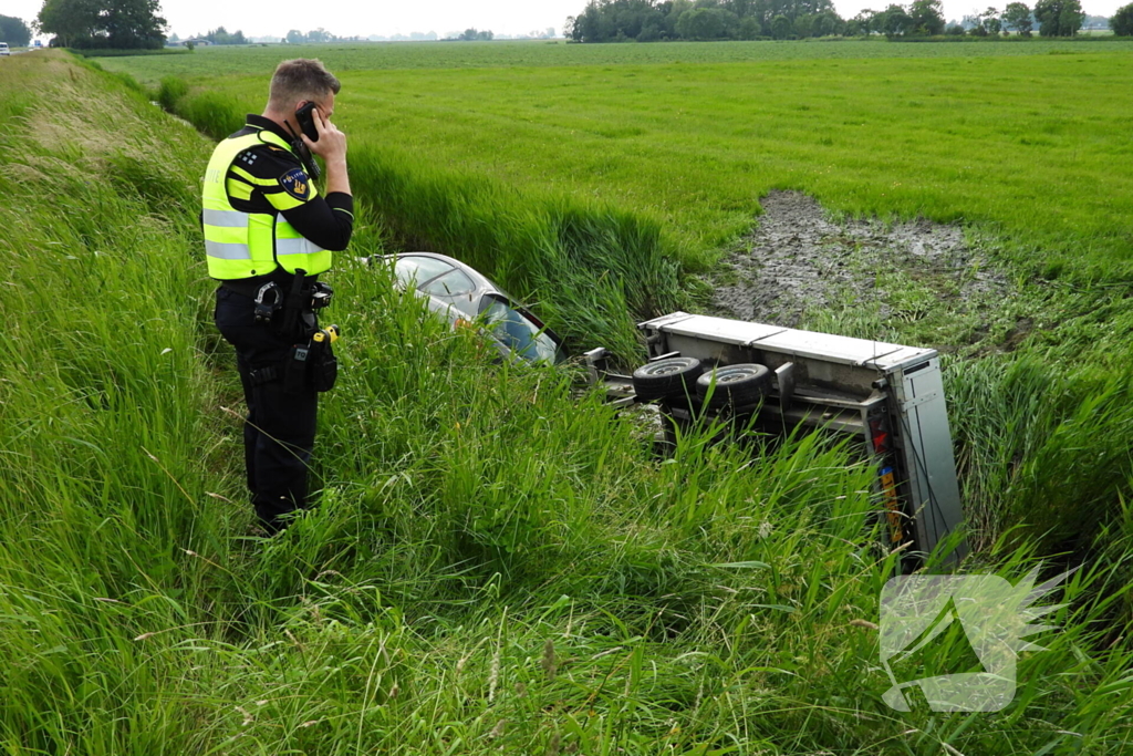 Auto met aanhanger belandt in sloot