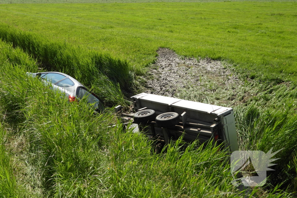 Auto met aanhanger belandt in sloot