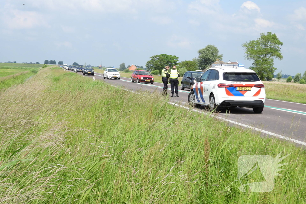 Auto met aanhanger belandt in sloot