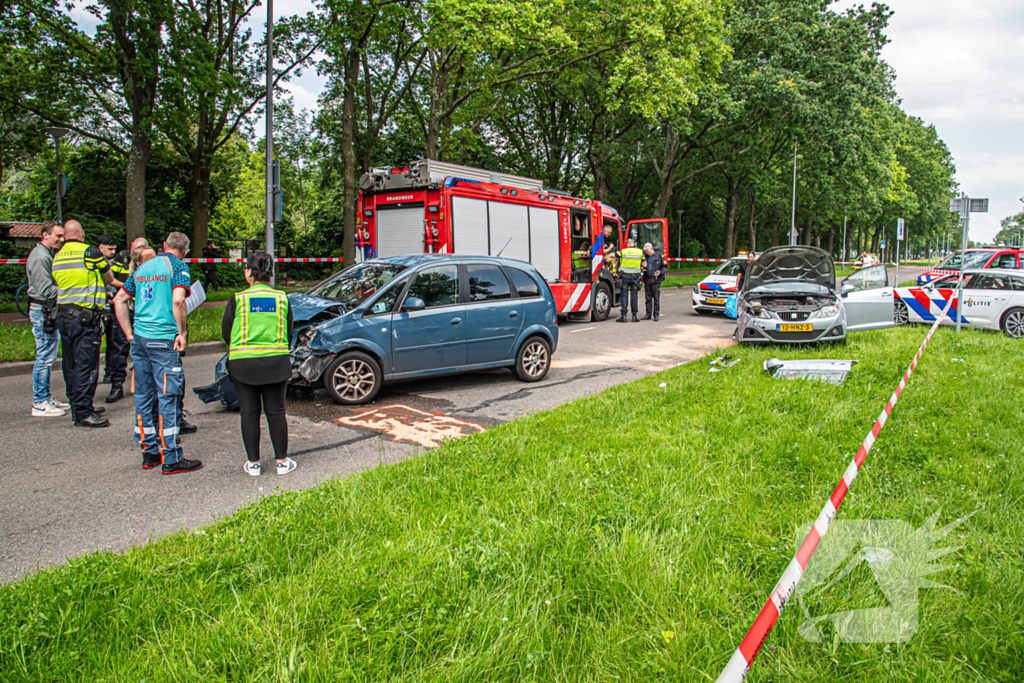 Zwaargewonde na aanrijding met auto's