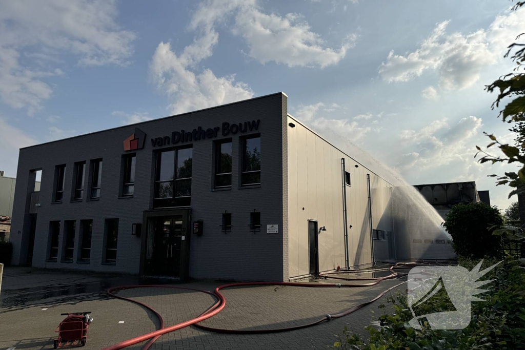 Brand in bedrijfspand brandweer groots ingezet