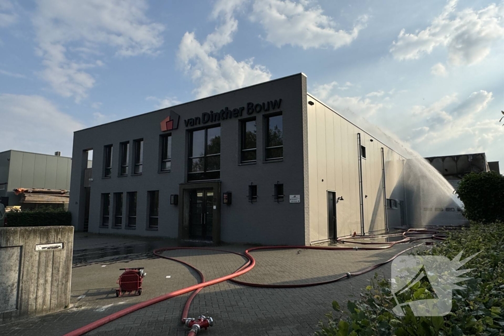 Brand in bedrijfspand brandweer groots ingezet