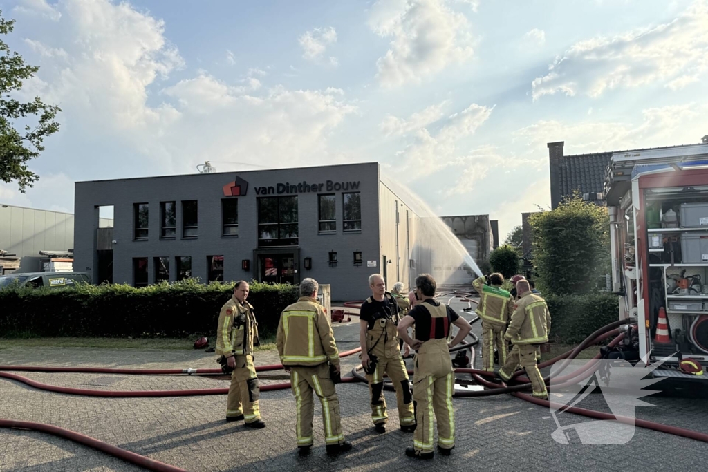 Brand in bedrijfspand brandweer groots ingezet