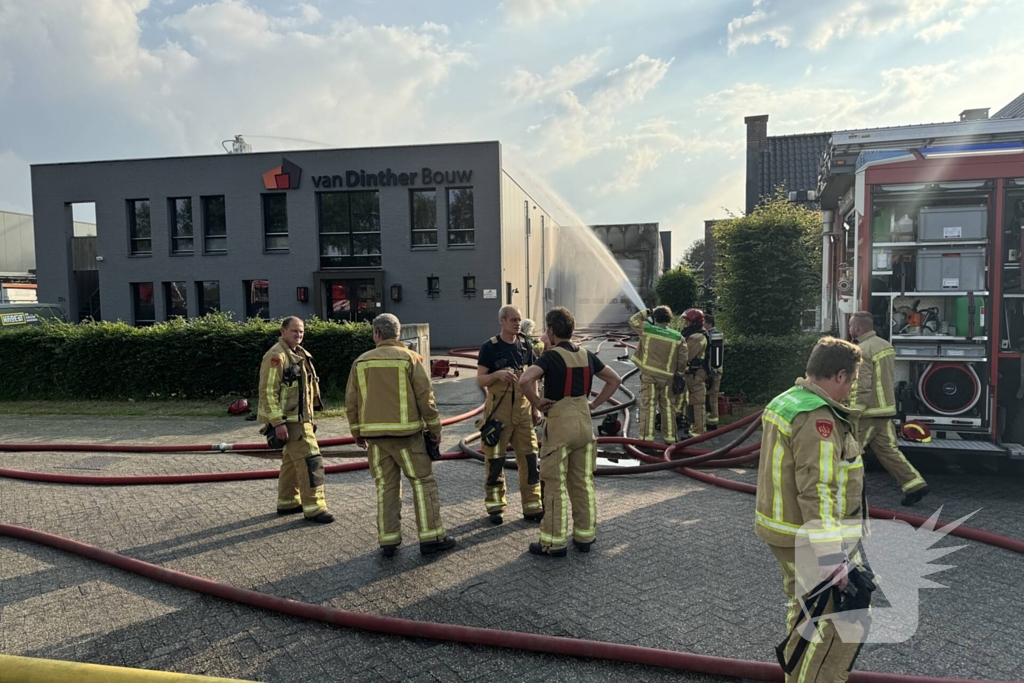 Brand in bedrijfspand brandweer groots ingezet