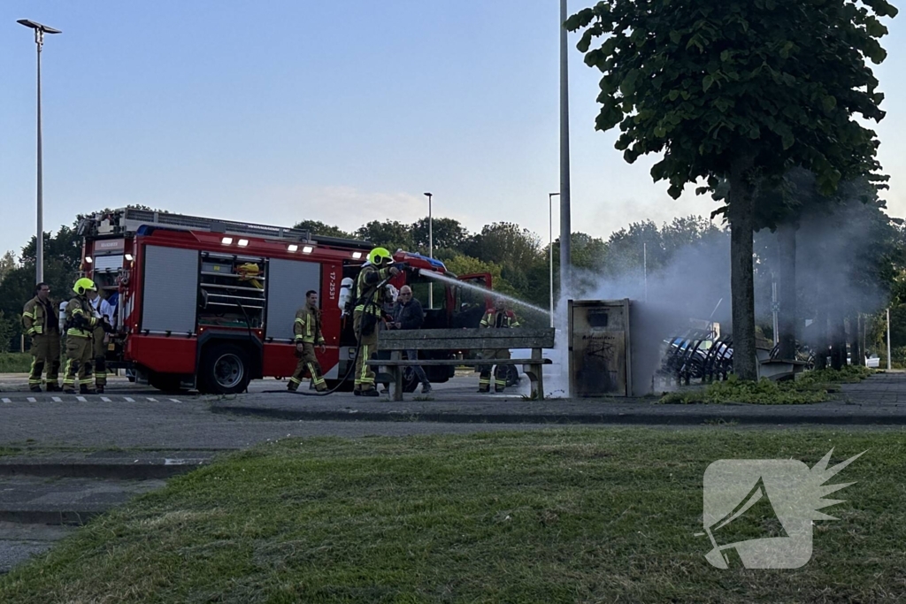 Brandweer blust brand in afvalbak