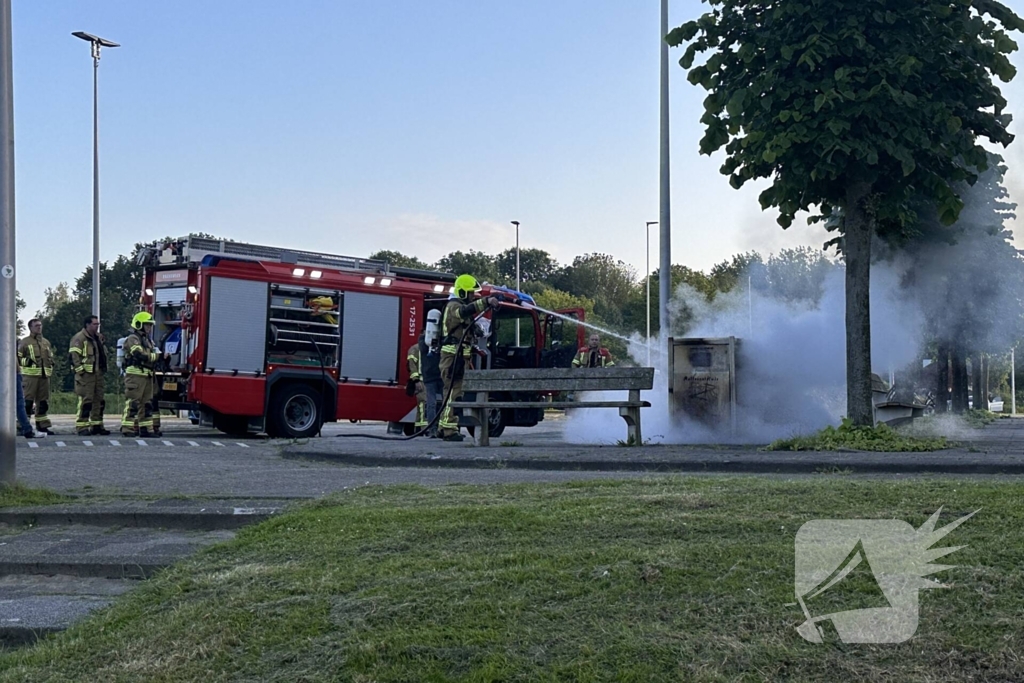 Brandweer blust brand in afvalbak