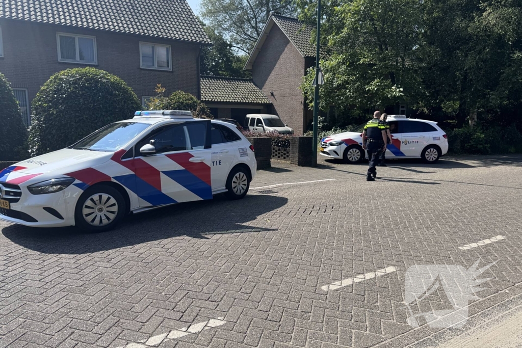 Autobrand in woonwijk, brandweer aanwezig