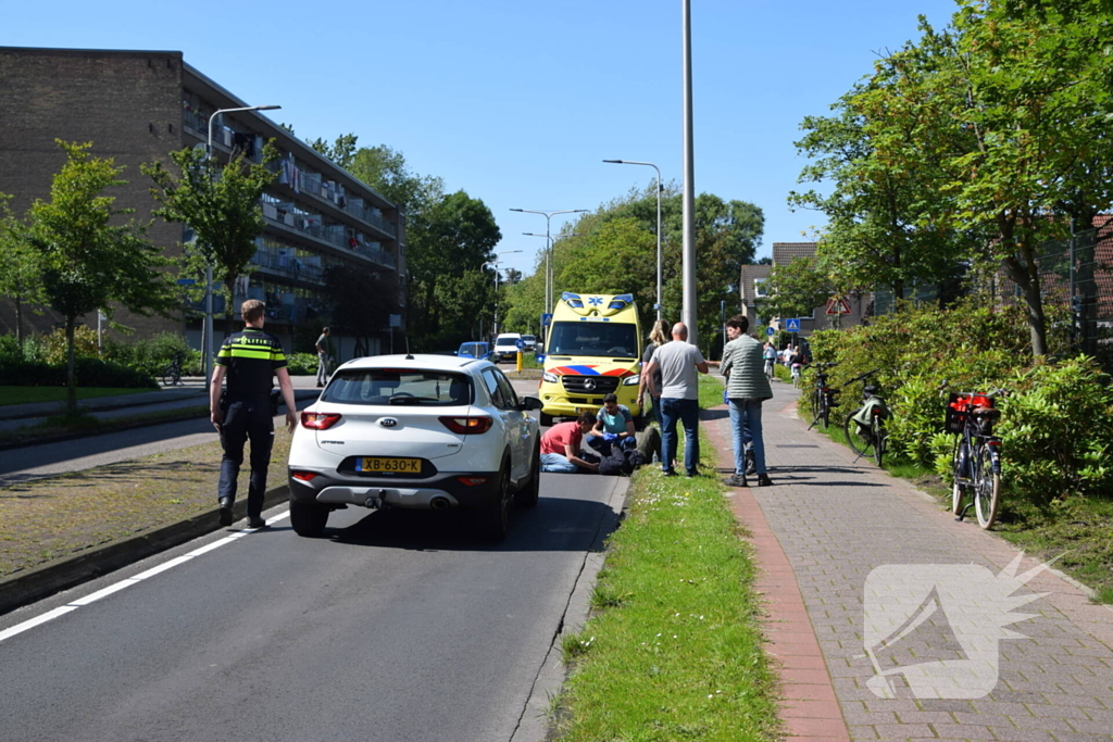 Scooterrijder onderuit en knalt tegen lantaarnpaal