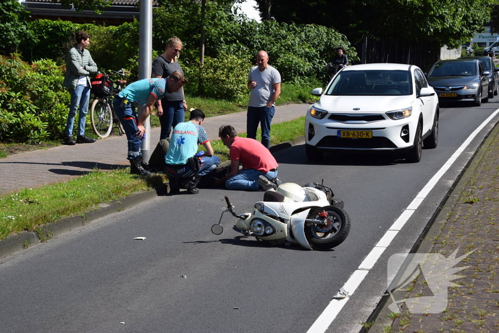 Scooterrijder onderuit en knalt tegen lantaarnpaal