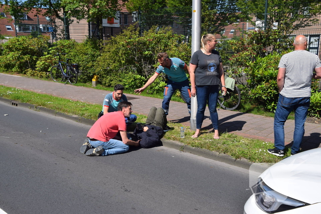 Scooterrijder onderuit en knalt tegen lantaarnpaal