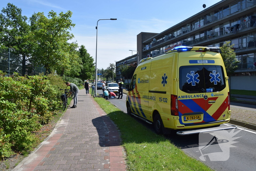 Scooterrijder onderuit en knalt tegen lantaarnpaal