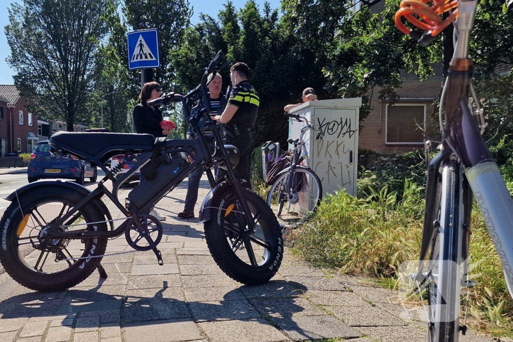 Fatbiker schept andere fietser