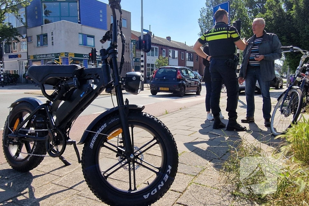 Fatbiker schept andere fietser