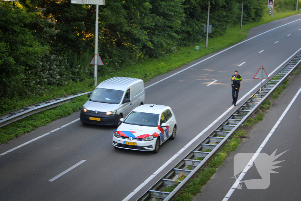 Te hoog beladen vrachtwagen botst tegen viaduct