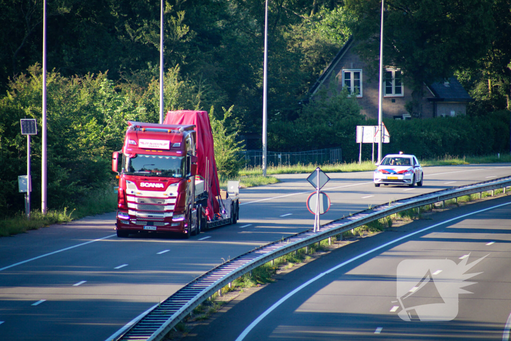 Te hoog beladen vrachtwagen botst tegen viaduct