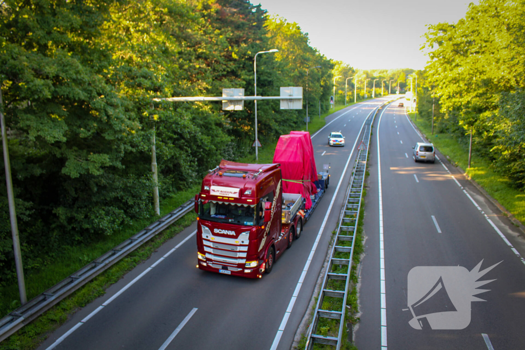 Te hoog beladen vrachtwagen botst tegen viaduct