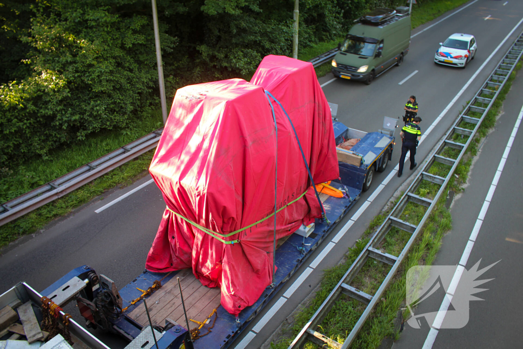 Te hoog beladen vrachtwagen botst tegen viaduct