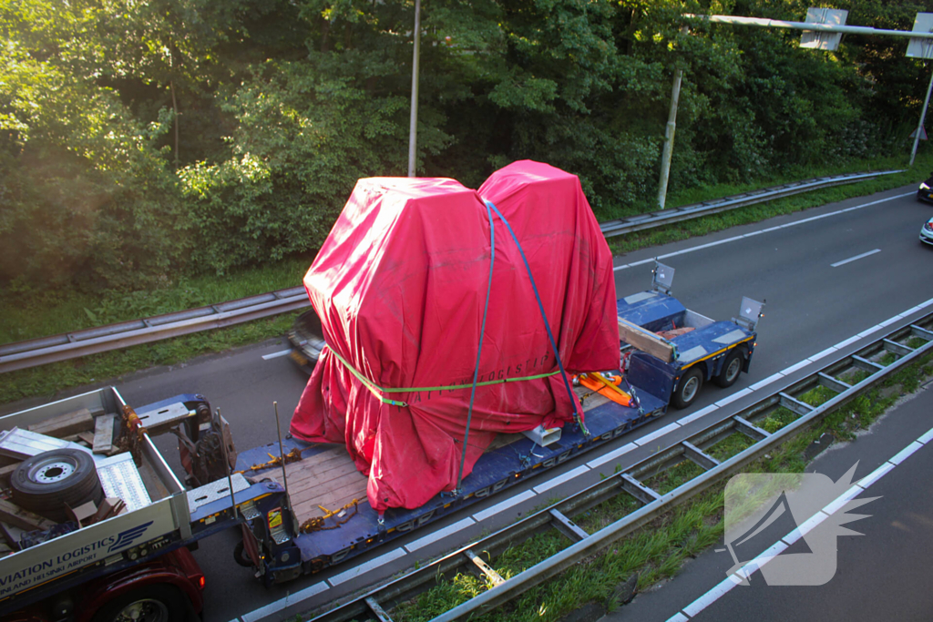 Te hoog beladen vrachtwagen botst tegen viaduct