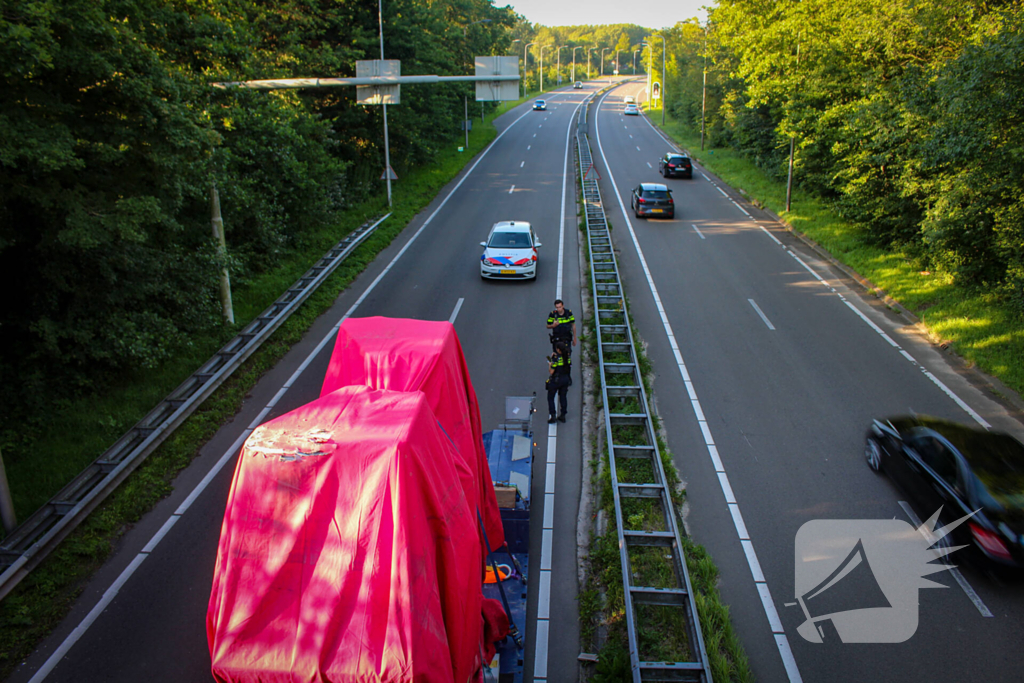 Te hoog beladen vrachtwagen botst tegen viaduct