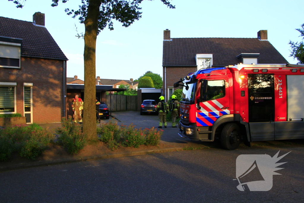 Bewoners blussen brand in heg