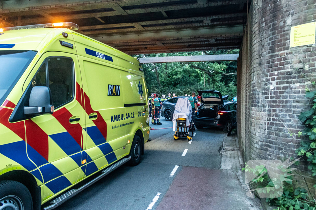 Persoon bekneld bij botsing tussen twee voertuigen