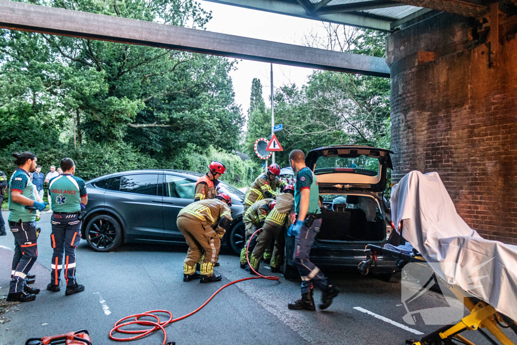 Persoon bekneld bij botsing tussen twee voertuigen