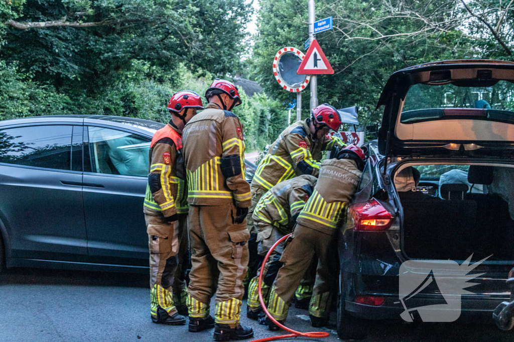 Persoon bekneld bij botsing tussen twee voertuigen