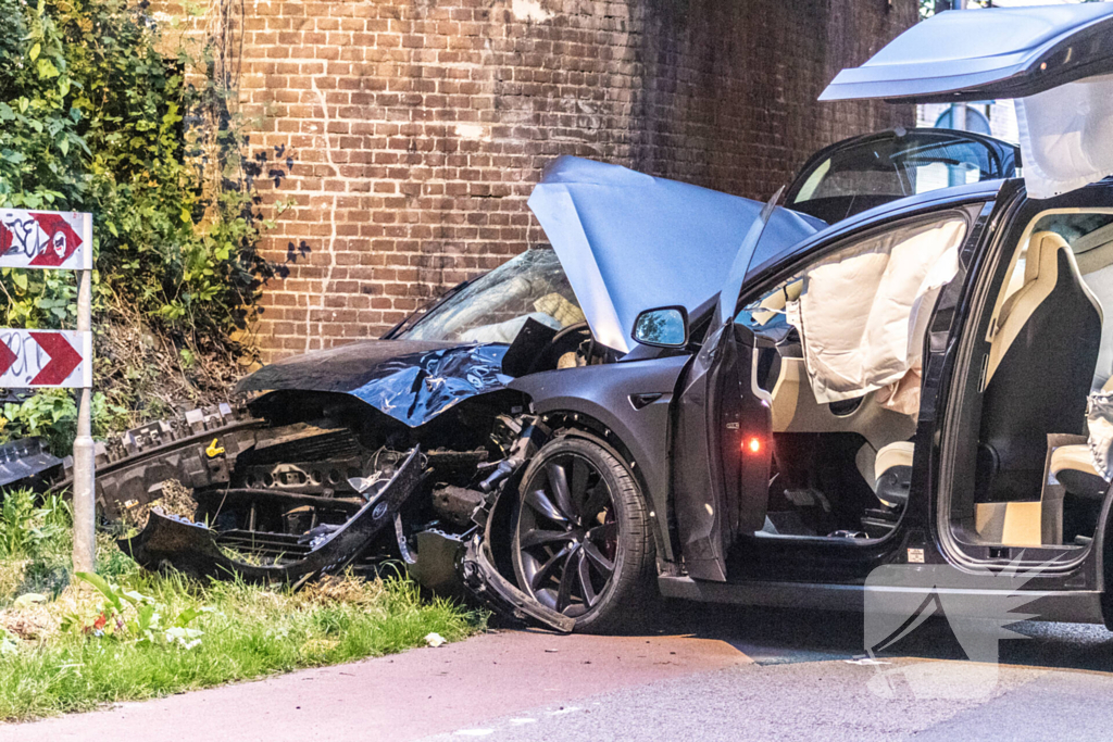 Persoon bekneld bij botsing tussen twee voertuigen