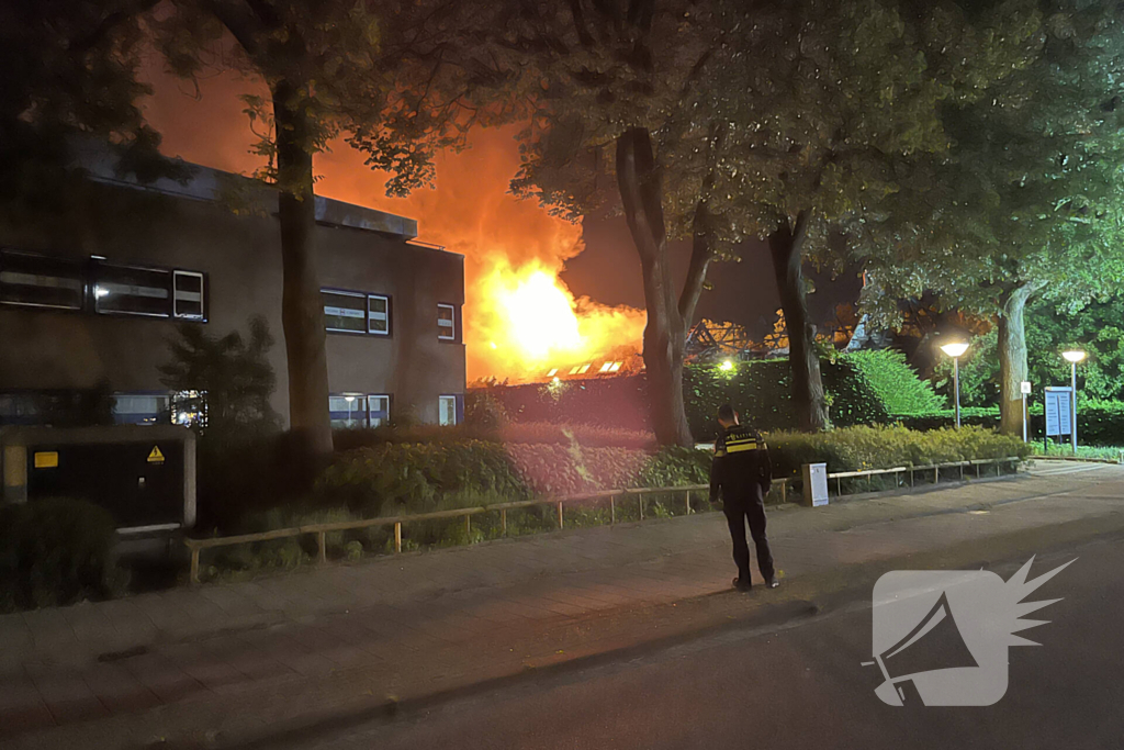 Grote uitslaande brand in pand