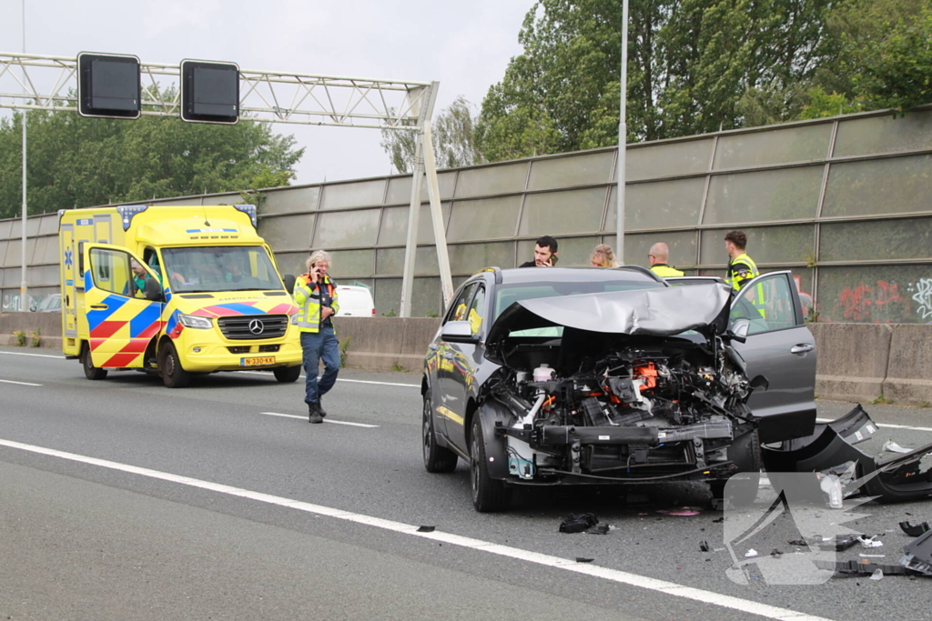 Fikse schade bij kop-staartbotsing op snelweg