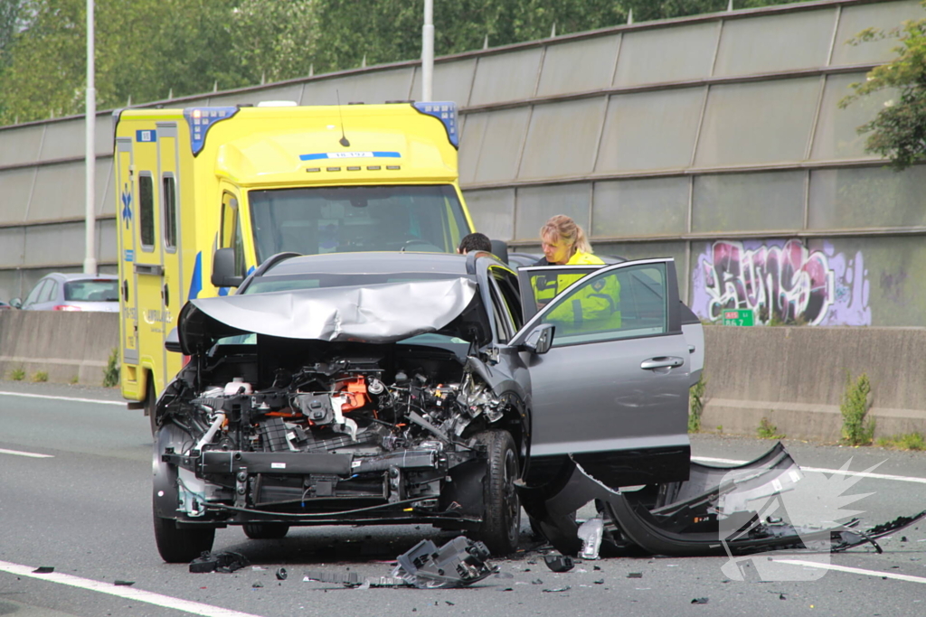 Fikse schade bij kop-staartbotsing op snelweg