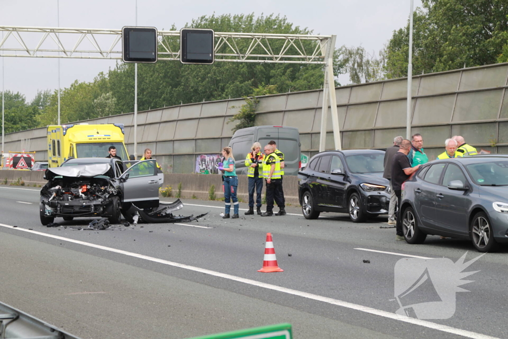 Fikse schade bij kop-staartbotsing op snelweg