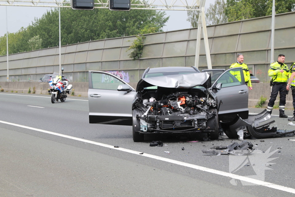 Fikse schade bij kop-staartbotsing op snelweg