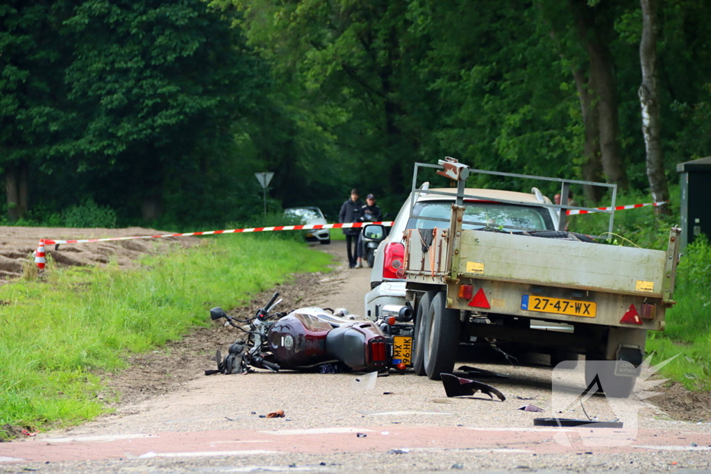 Opzittenden motor zwaargewond bij aanrijding