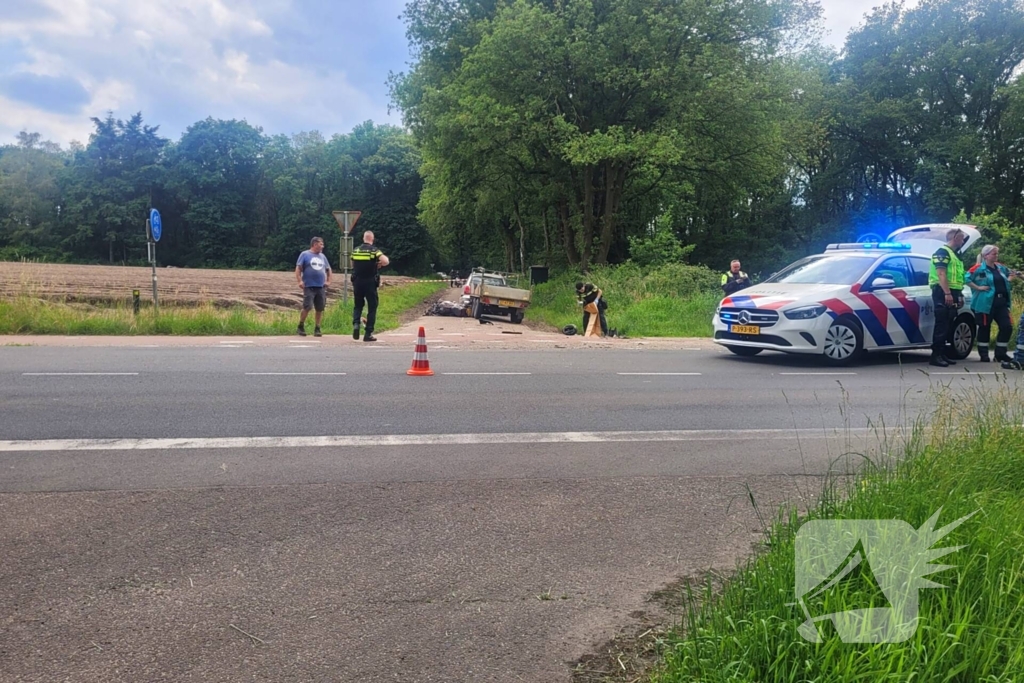 Opzittenden motor zwaargewond bij aanrijding