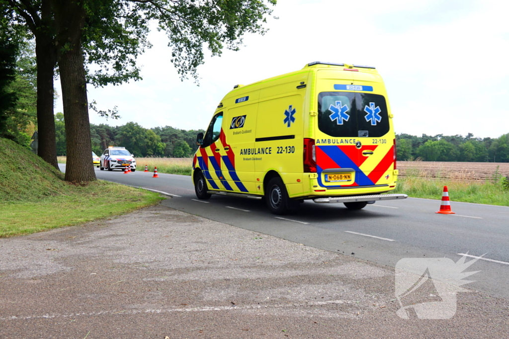 Opzittenden motor zwaargewond bij aanrijding