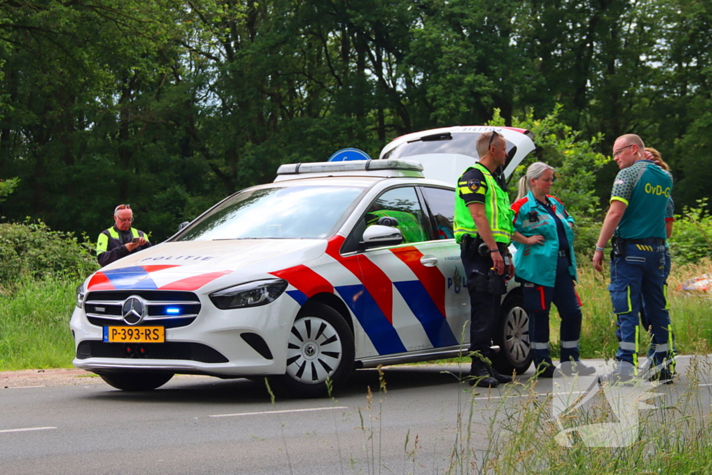 Opzittenden motor zwaargewond bij aanrijding